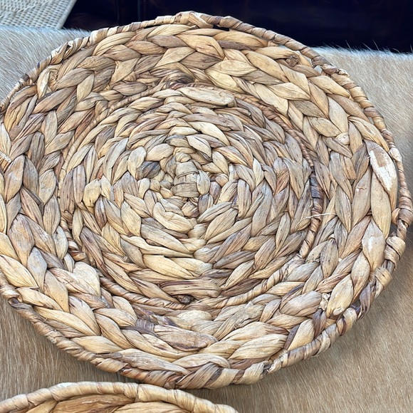 EUC Natural woven round plate chargers set of six - Picture 8 of 10